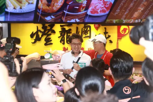 ▲沈伯洋於師大掃街，知名滷味迎接。（圖／記者葉政勳攝，2026.10.2）