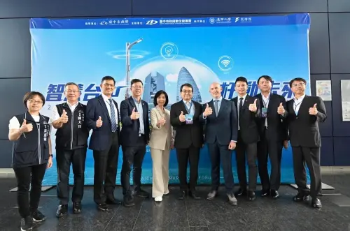 ▲台中市政府出席代表與國內外講者於活動現場合影_（圖／台中市府提供）