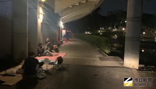 ▲中信兄弟封王戰，新莊球場凌晨1點30分左右就有不少球迷排隊，更有人搭起帳篷夜宿。（圖／記者陳柏翰攝,2026.10.3）