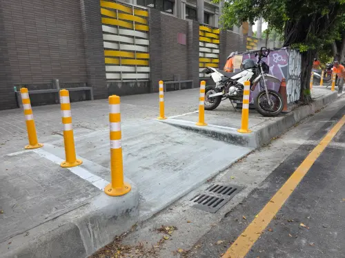 ▲五義街設置駐車彎，提供民眾短時間停靠及上下車使用(圖／生命禮儀管理處提供2026.10.3)