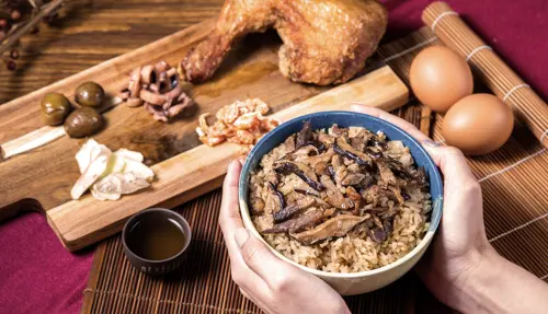 ▲太子油飯首創「油飯搭大雞腿與兩顆紅蛋」經典組合，是深耕台灣 41 年的知名彌月禮盒，也是藝人佩甄、玉兔（鄭如吟）孩子的滿月禮。（圖／翻攝太子油飯官網）