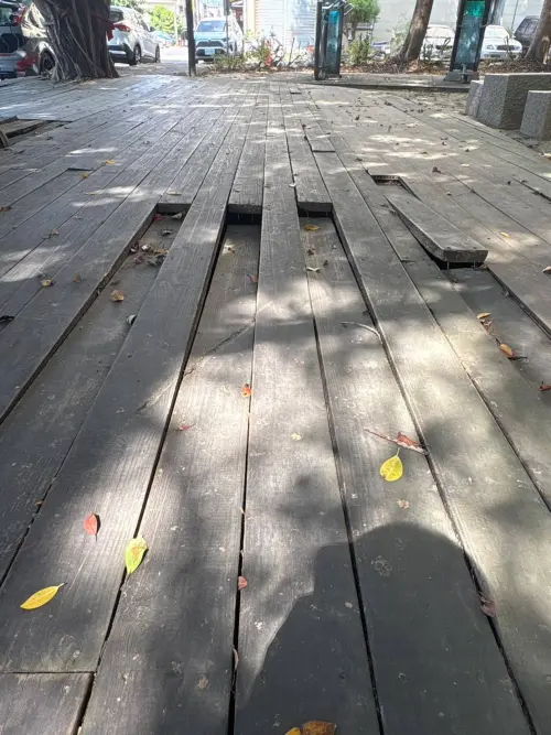 ▲六寶公園木棧道多處板材損壞不平甚至出現破洞(圖／周永鴻提供2026.10.3)