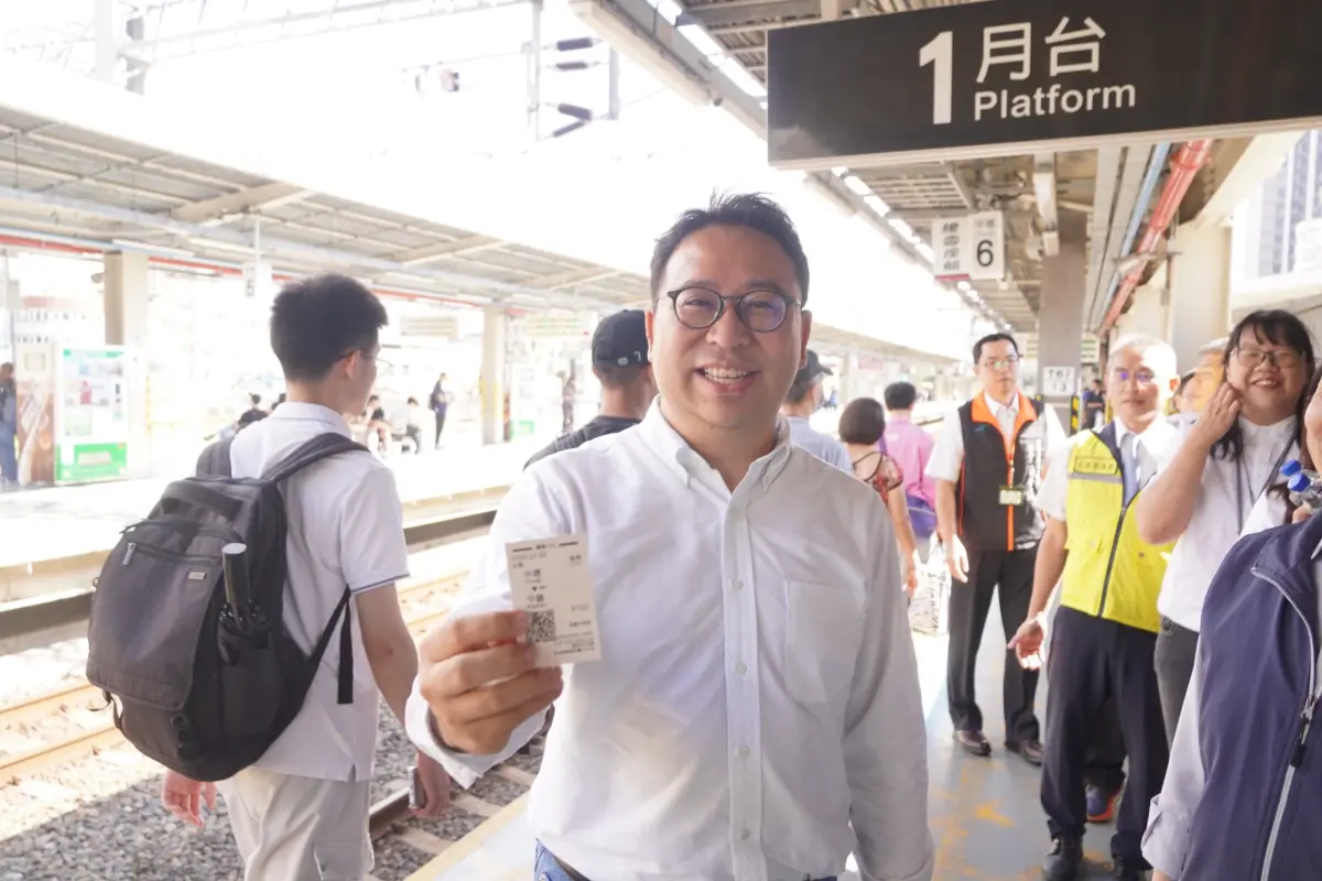▲黃世杰自中壢車站搭乘1139次電聯車抵達平鎮車站。（圖／黃世杰辦公室提供）