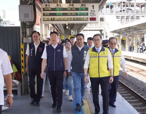 ▲黃世杰上午與交通部長陳世凱一同自中壢車站搭乘1139次電聯車抵達平鎮車站。（圖／黃世杰辦公室提供）