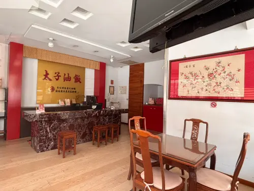 ▲太子油飯總店門市櫃檯與招牌維持原樣，但現場無任何整修施工痕跡，鐵捲門更積滿厚垢。（圖／記者徐銘穗攝，2026.10.03）