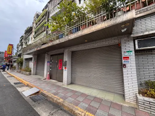 ▲位於士林區前港街的太子油飯廠房同樣大門深鎖，附近鄰居透露已許久未見出貨貨車。（圖／記者徐銘穗攝，2026.10.03）