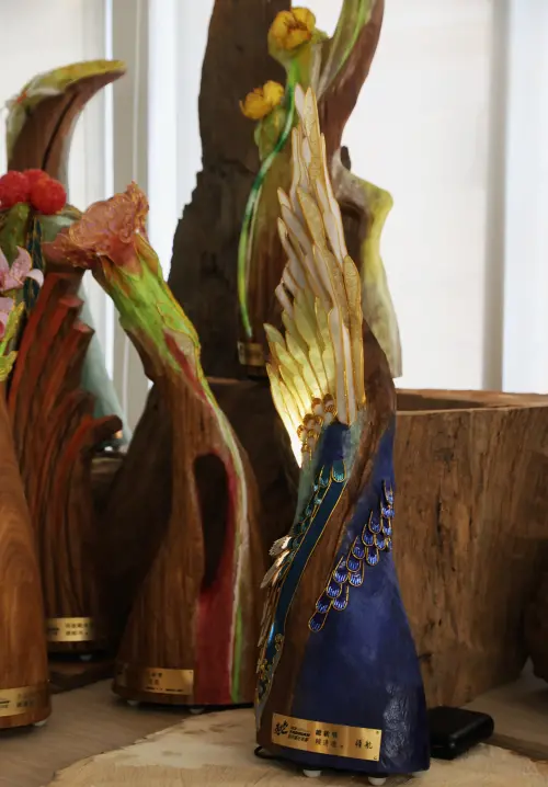▲總統獎「領航」以桃園市鳥「臺灣藍鵲」展翅的寫意姿態為主要意象。（圖／富博創意提供）