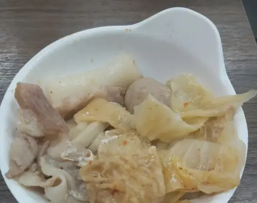 ▲一名20年大廚解釋，常見的火鍋碗真正名稱是「吞水」，凸出來的一塊類似把手設計，讓民眾盛熱湯時不會燙手。（圖／翻攝Dcard）