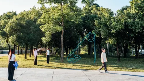 ▲麥可．克雷格－馬丁大型雕塑作品〈安全別針（綠松石色）〉，2024 © Michael Craig-Martin. 。（圖／高美館提供）