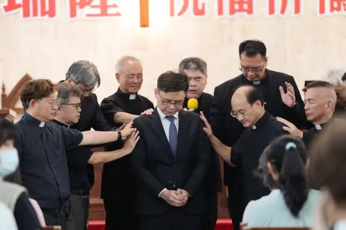 ▲高雄市長候選人賴瑞隆接受牧師按手祝福，同心為高雄平安祈禱。（圖／翻攝畫面）