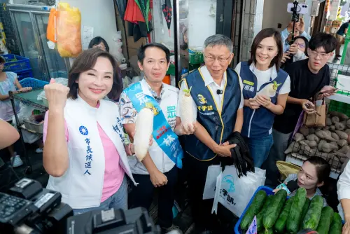 ▲ 今天柯文哲與柯志恩「雙柯」合體走進市場，不少攤商與買菜民眾看到2人現身，連忙熱情上前打招呼、握手加油。（圖／翻攝畫面）