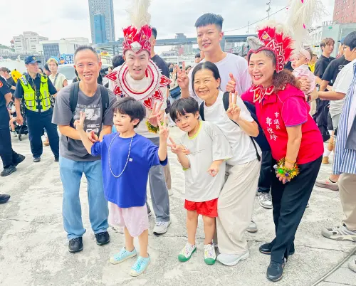 ▲基隆市長謝國樑親自領軍踩街活動，吸引眾多支持者上前合影留念。（圖／NOWnews攝）