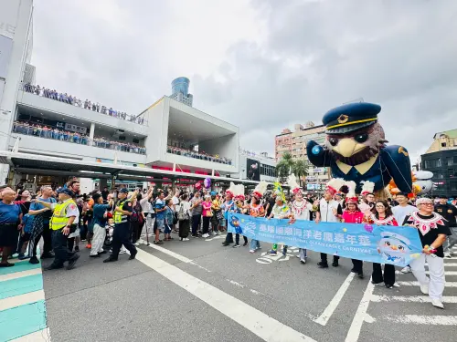 ▲沿途的街道、商城，都擠滿了民眾想要參與這場難得的盛會。（圖／NOWnews攝）
