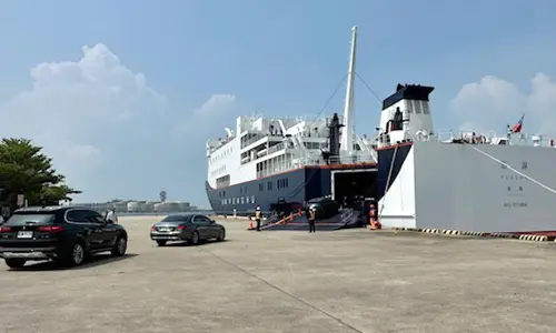 ▲航行台南安平至澎湖馬公航線包船業務的澎湖輪，可搭載汽、機車上船的情形。(圖／高雄港務分公司提供)