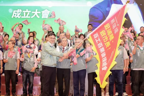 ▲ 後援總會總會長國策顧問莊維周代表接受授旗，凝聚「百工百業挺瑞隆」的支持力量。（圖／翻攝畫面）