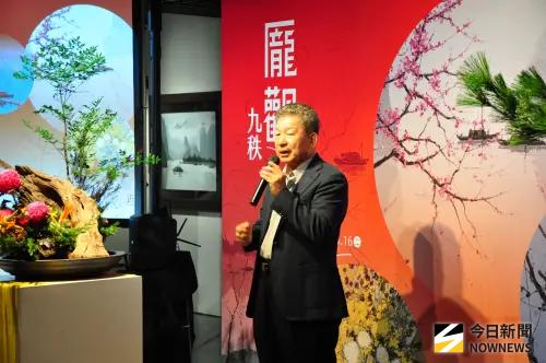 ▲豐邑集團總經理邱崇喆在茶會致詞，對龐均年事雖高，卻依然筆耕不輟、揮灑自如的磅礡創作熱情敬佩不已。（圖／記者金武鳳攝，2026.10.3)