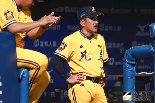 ▲中信兄弟總教練平野惠一率隊向外野象迷致意。（圖／記者葉政勳攝 ,2026.10.03)