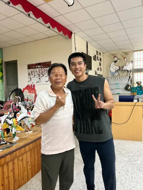 ▲曾敬驊（右）在七股一處社區拍新片，當地民眾表示，男神本人非常親切、有禮貌且全程掛著笑容。（圖／我是樹子腳人提供）