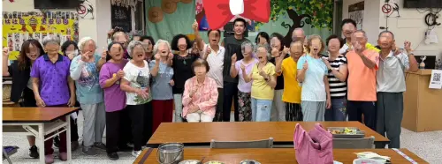 ▲曾敬驊和社區的阿公、阿嬤拍完後，還親自上前跟大家道謝並留下大合照。（圖／我是樹子腳人提供）