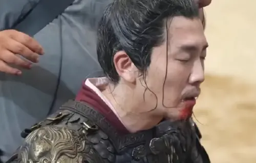 ▲路透拍到賀鵬飾演的袁紹輝死前口吐鮮血，令人心疼。（圖／翻攝自微博＠冬痣緣）