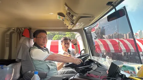 前鎮警首創大車開進重陽敬老活動　讓高齡者體驗內輪差