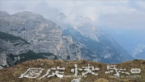義大利深山驚見石頭拼字「中國人會飛」！陸客國慶出國潮攻陷全球