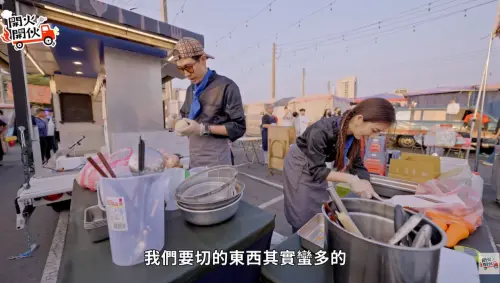 ▲周曉涵（右）切菜慢到李玉璽（左）也看不下去，只好委婉提醒她加快。（圖／翻攝自開火開伙YouTube）