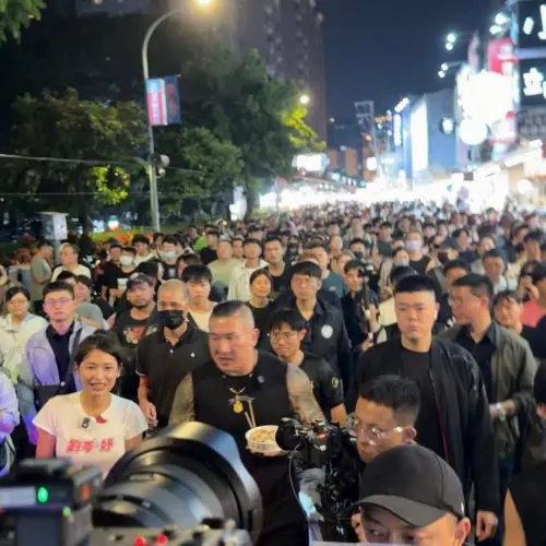 ▲陳之漢昨日前往台中進行一日直播活動，陸續造訪審計新村、勤美綠園道及逢甲夜市等景點，吸引不少粉絲沿途跟拍、互動。（飆悍臉書）