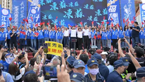 ▲「禿子、漢子、燕子」合體助陣「大鼻子」江啟臣，台下有支持者舉大字報要盧秀燕選總統。（圖／江啟臣競總提供，2026.10.04）