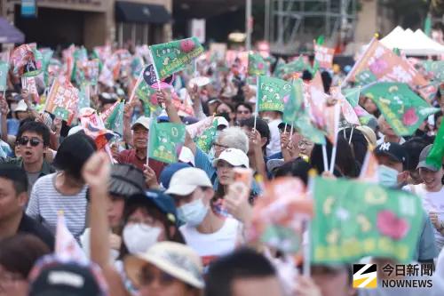 ▲民進黨台北市長參選人沈伯洋總部成立大會吸引大批洋流支持者到場支持。（圖／記者葉政勳攝）