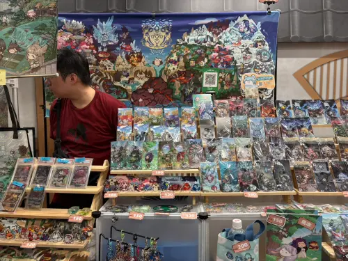 ▲現場原創吊飾、徽章與小物不少，部分商品價格約120元至200元，適合小額挖寶。（圖／記者林若瑋攝）