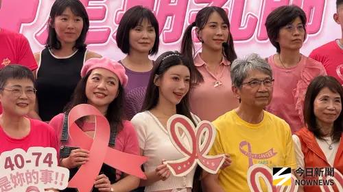合體李珠珢爆服裝爭議！李雅英首現身敬業甜笑　民眾搶拍人氣超狂