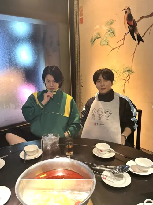 ▲希澈、利特演唱會後直奔麻辣鍋店。（圖／翻攝 IG@heenim）