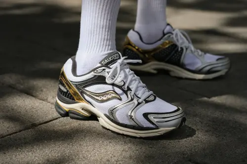 ▲Saucony近年也在台灣爆紅，席捲潮流界與跑者圈，受惠於Y2K穿搭崛起，讓ProGrid Triumph 4等復古科技鞋款大受歡迎。（圖／Saucony Taiwan臉書）