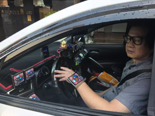 三星最狂粉絲！小黃司機每天帶22支摺疊機趴趴走　一票乘客看傻眼