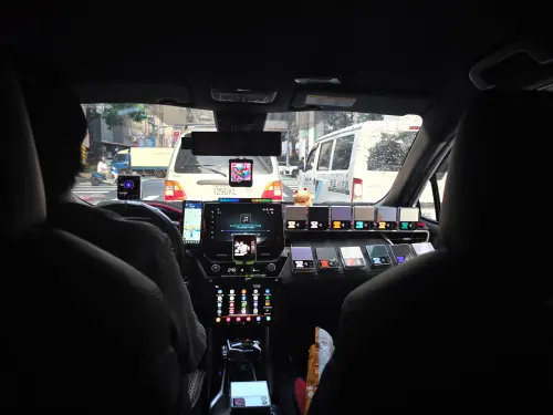 ▲王先生將收藏的多支三星Galaxy Z Flip整齊擺在計程車內，從中控台一路排開，車廂宛如「行動展示間」。（圖／民眾提供）