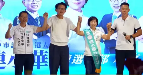 ▲黃國昌拉著陳清龍夫婦手高喊當選後，即趕高鐵回新北。（圖／翻攝民眾之聲YT，2026.10.04）