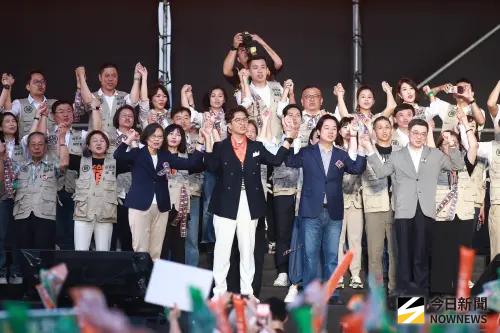 ▲總統賴清德和前總統蔡英文同台力挺沈伯洋。（圖／記者葉政勳攝）