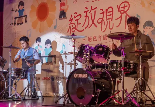 ▲高雄市政府勞工局舉辦絕色音感視障藝人音樂競賽，參賽者表演的情形。(圖／高雄市政府勞工局提供)