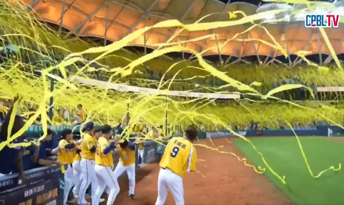 ▲中信兄弟12：1擊退台鋼雄鷹，奪下今年下半季冠軍。（圖／截圖自CPBL TV）