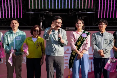 ▲高雄市長候選人賴瑞隆直言，高雄要持續進步，就需要更多像黃敬雅這樣勇敢的新世代站出來承擔責任。（圖／市議員候選人黃敬雅提供）
