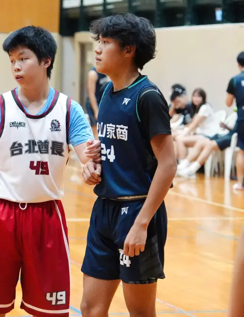 ▲自足球轉戰籃球的高一新秀吳伯仁（右）身披24號球衣致敬Kobe，此役攻下8分並在受傷後重返球場，展現無懼衝撞的曼巴精神。（圖／U19籃球聯盟提供）