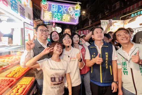 黃世杰揪蘇巧慧桃園夜市掃街　大啖美食、大談雙城政見