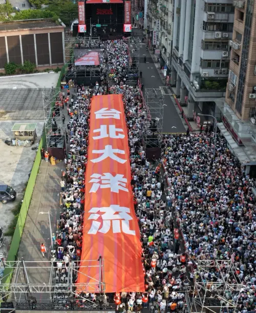 ▲滅火器獻唱《自信勇敢咱的名》搭配巨大布條「台北大洋流」隨歌聲搖曳，讓沈伯洋淚憶亡母，希望也能看到這些畫面。（圖／沈伯洋競辦提供）