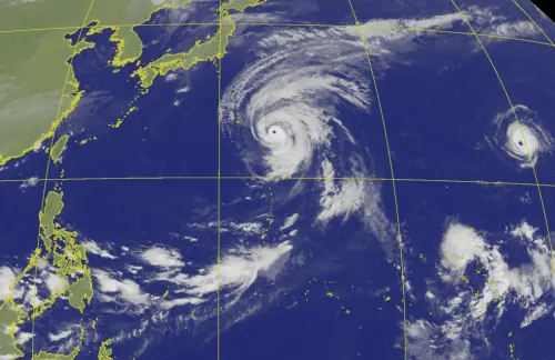▲西北太平洋目前有彩雲颱風、諾洛颱風、以及可能增強為小熊颱風的熱帶性低氣壓。（圖／中央氣象署cwa.gov.tw）
