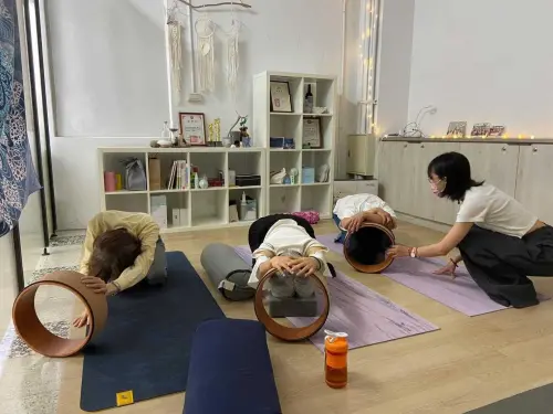 ▲「拉菲亞療癒」帶長輩認識姿勢、平衡及肌力之間的關聯。（圖／中市社會局提供）