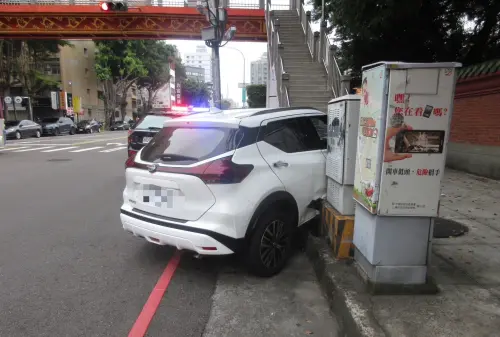 ▲台中市黃姓男子毒駕上路，失控撞上天橋和3名自主訓練的台體大學生。（圖／讀者提供，2026.10.05）