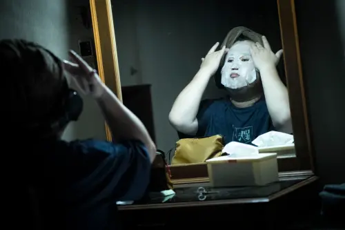 ▲劉國劭呼應劇情，在本週映後特別準備面膜親手送給台下觀眾。（圖／華影提供）