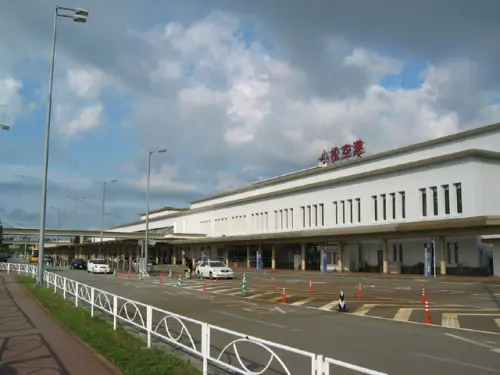 跑道驚現「深4cm裂縫」！日本小松機場緊急關閉　航班取消、轉降