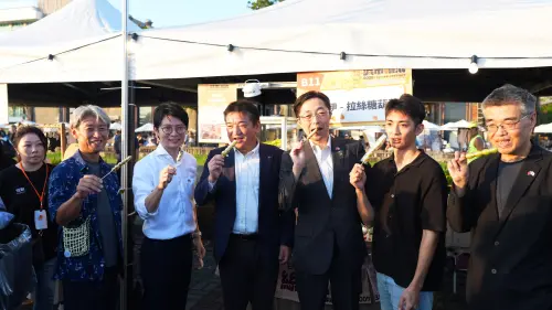 ▲熊本縣知事木村敬（右三）走訪青年局輔導品牌「絲果伊－拉絲糖葫蘆」，品嚐牽絲糖葫蘆的甜蜜滋味。（圖／高市府青年局提供）